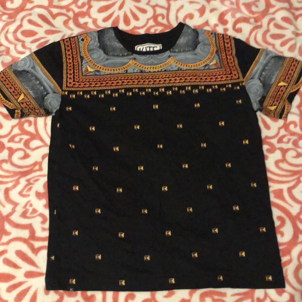 Black/gold design shirt